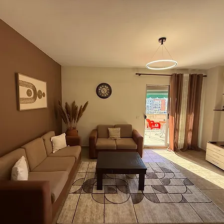 Center With Huge Terrace & View דירה טיראנה