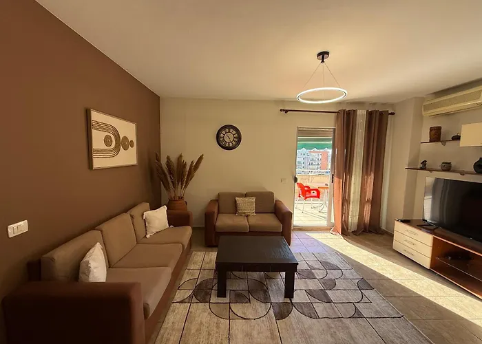 Center With Huge Terrace & View דירה טיראנה