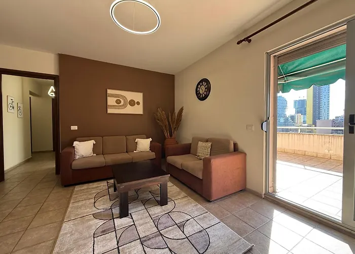 Center With Huge Terrace & View טיראנה