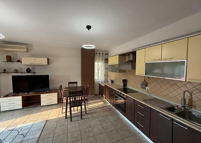 Center With Huge Terrace & View דירה *