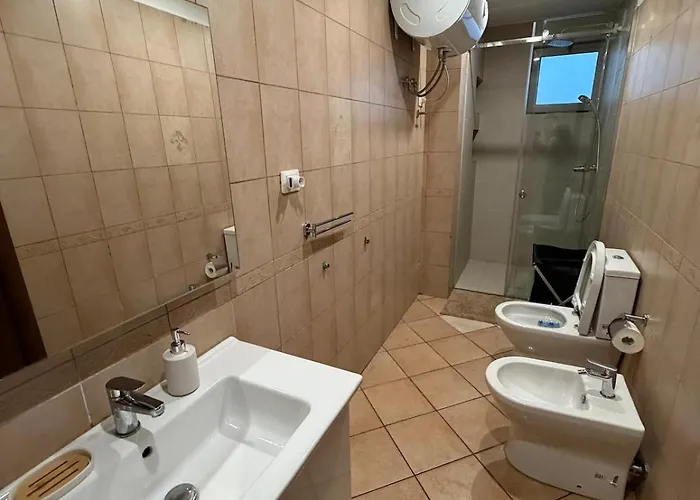 Center With Huge Terrace & View דירה *